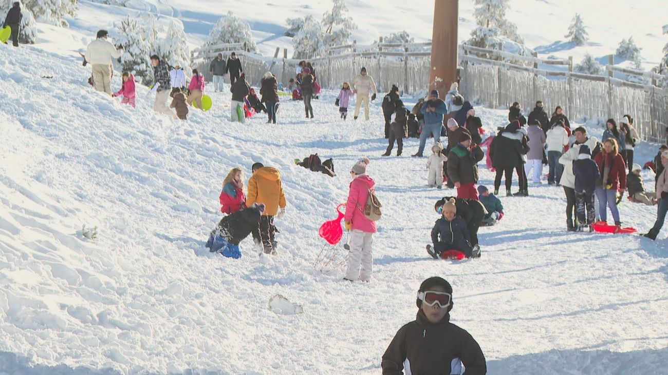 Los madrileños disfrutan de un domingo en la nieve pese a los atascos para subir a la sierra