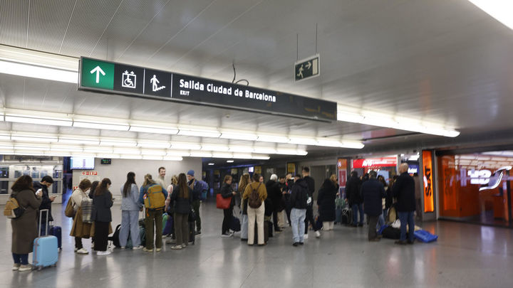 Viajeros en Atocha buscan transporte y alojamiento por la cancelación de sus trenes