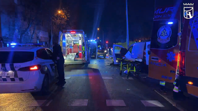 Un coche invade la acera y atropella de gravedad a dos peatones en Villaverde
