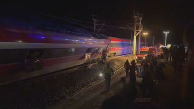 Al menos cinco muertos y varios heridos al descarrilar dos trenes de alta velocidad en Córdoba
