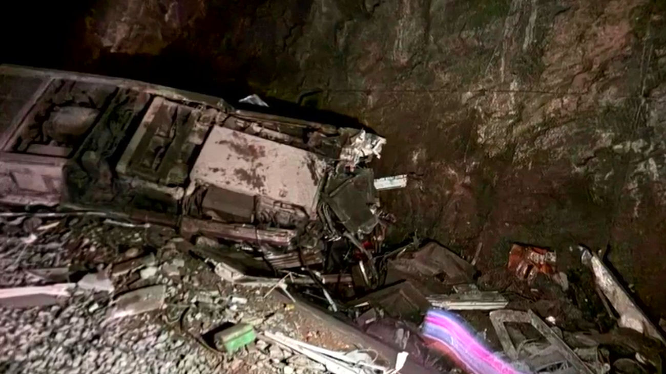 Primeras imágenes del descarrilamiento de dos trenes de alta velocidad en Adamuz