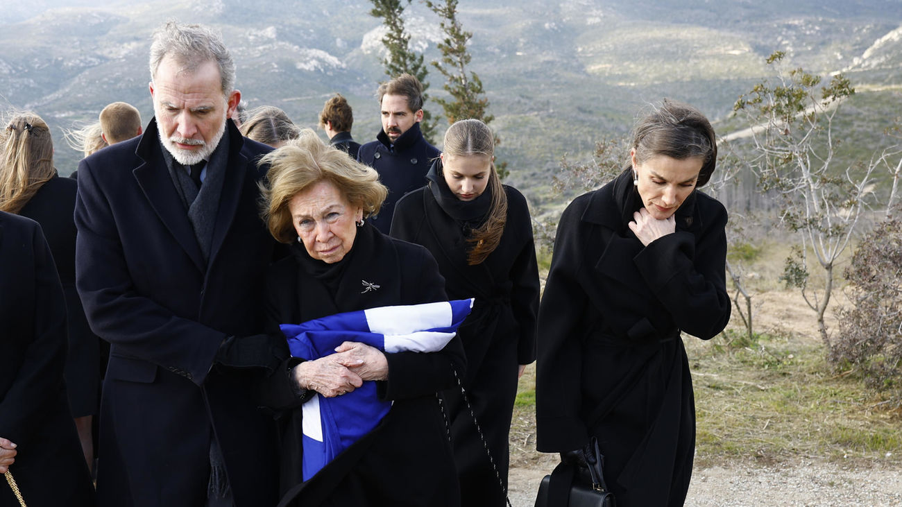 La familia real española despide en Atenas a Irene de Grecia