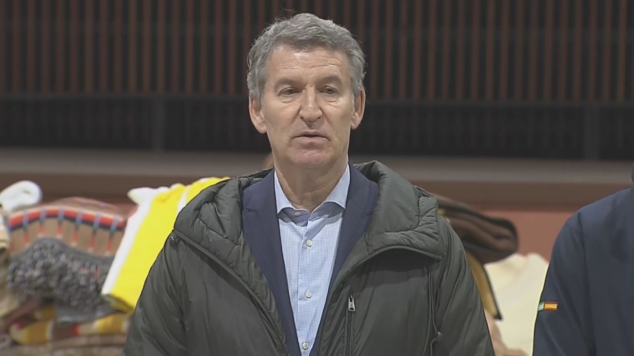 Feijóo se persona en Adamuz para dar el pésame y agradecer la labor de los servicios de emergencias