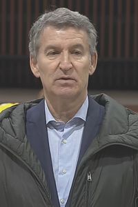 Feijóo se persona en Adamuz para dar el pésame y agradecer la labor de los servicios de emergencias