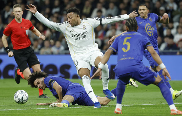 Mbappé ante el Mónaco / EFE