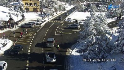 Martes laborable y la carretera de subida a Cotos colapsada a primera hora