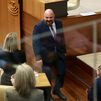 El diputado del PP Manuel Naharro Gata, saluda a María Guardiola tras tomar posesión como diputado en la Asamblea