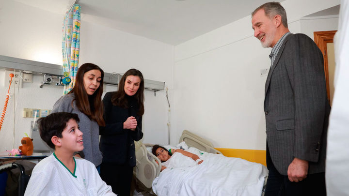 Los Reyes visitan a algunos delos heridos en el Hospital Reina Sofía de Córdoba