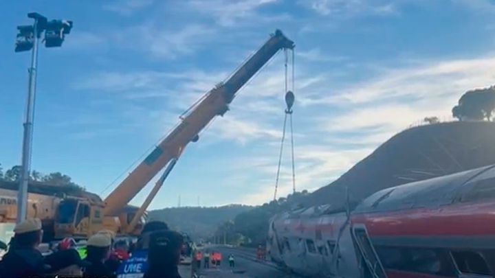 Las grúas consiguen desplazar el Iryo y abren vía para que la maquinaria llegue al Alvia
