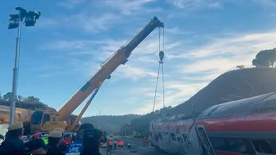 Las grúas consiguen desplazar el Iryo y abren vía para que la maquinaria llegue al Alvia
