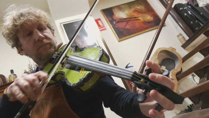 Un taller de Madrid da una segunda vida sonora a la basura: crea instrumentos con material reciclado