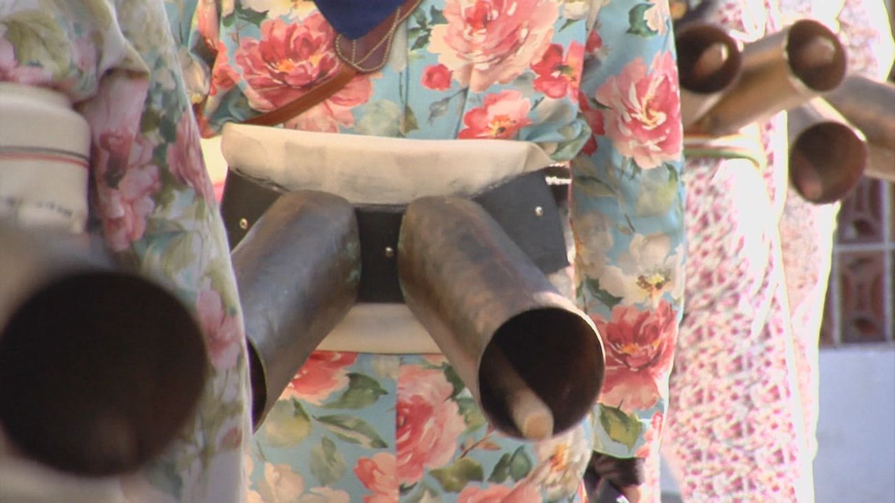 La ancestral Fiesta de la Vaquilla llena de ritmo y color las calles de Fresnedillas de la Oliva