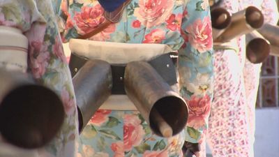 La ancestral Fiesta de la Vaquilla llena de ritmo y color las calles de Fresnedillas de la Oliva