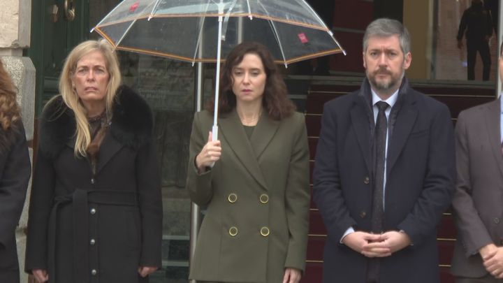 Ayuso y los consejeros del gobierno regional guardan un minuto de silencio por las víctimas de Adamuz y Barcelona