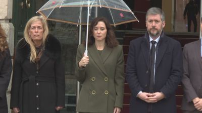 Ayuso y los consejeros del gobierno regional guardan un minuto de silencio por las víctimas de Adamuz y Barcelona