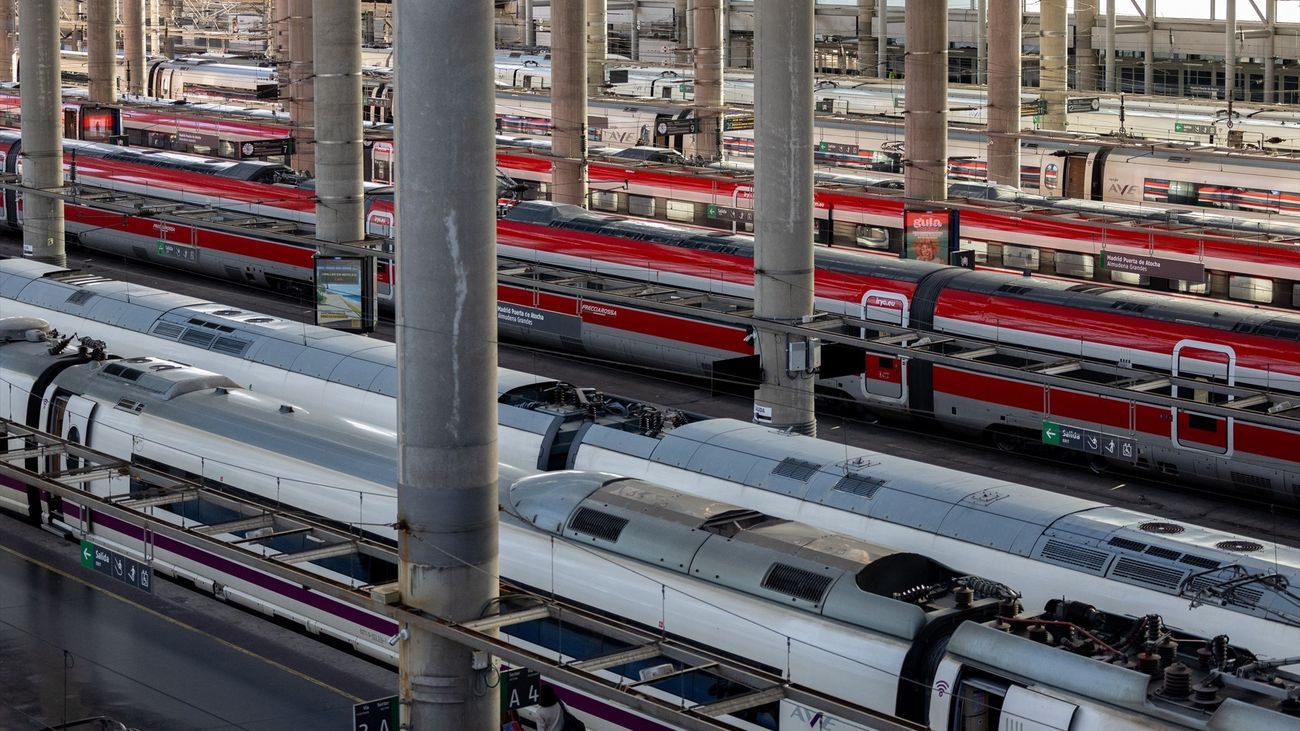 Trenes parados en la estación de tren de Atocha-Almudena Grandes