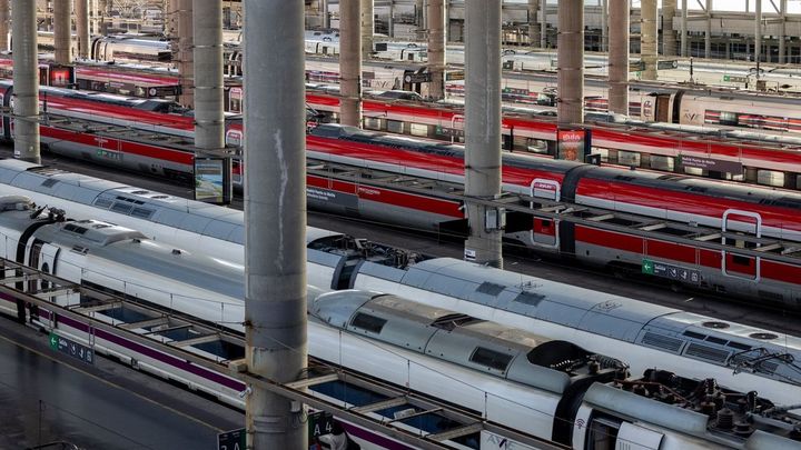 Trenes parados en la estación de tren de Atocha-Almudena Grandes