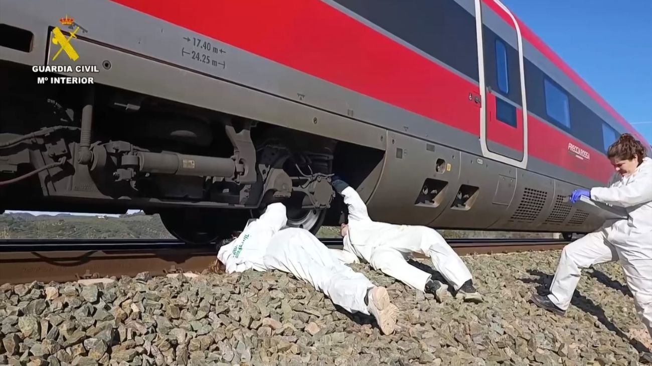 Inspección en las ruedas y parte baja del Iryo siniestrado en Adamuz (Córdoba)