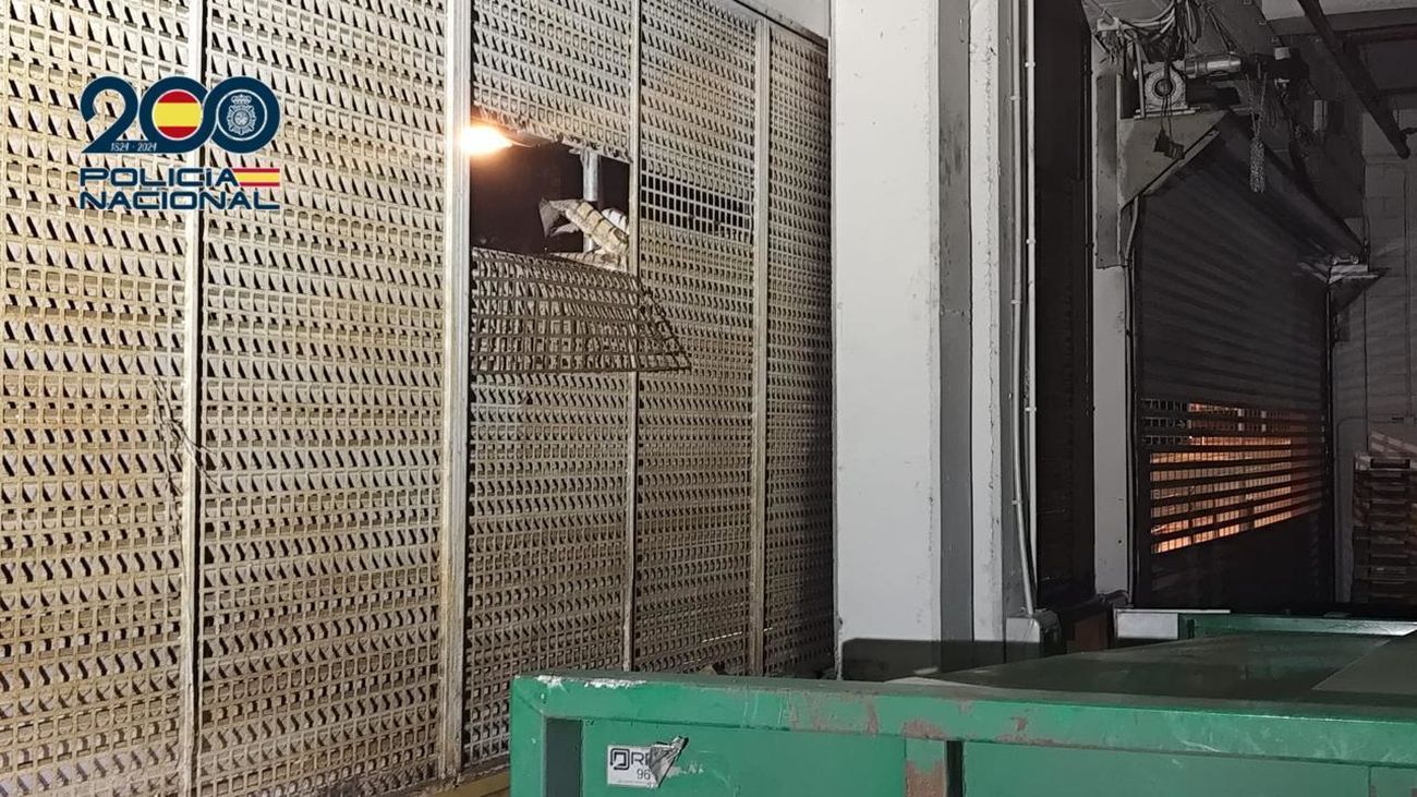 Hacen un agujero en una verja metálica para robar en Vallecas