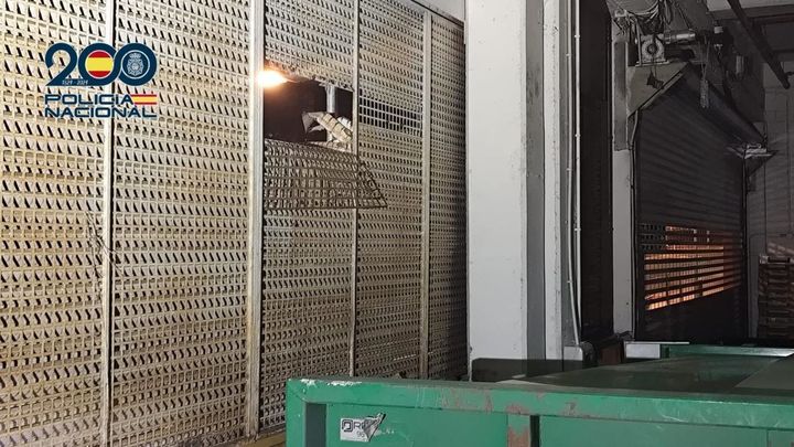 Hacen un agujero en una verja metálica para robar en Vallecas