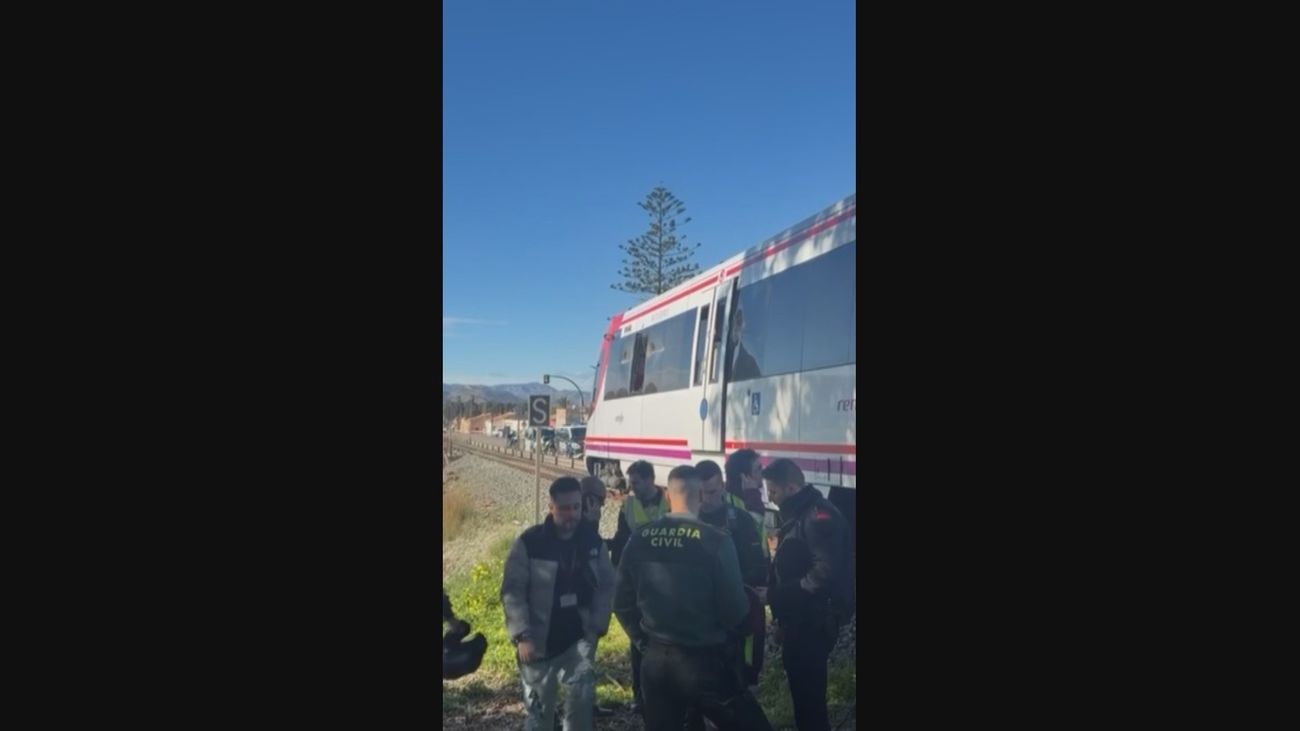 Tres heridos leves por el choque de un tren de pasajeros contra una grúa en Cartagena