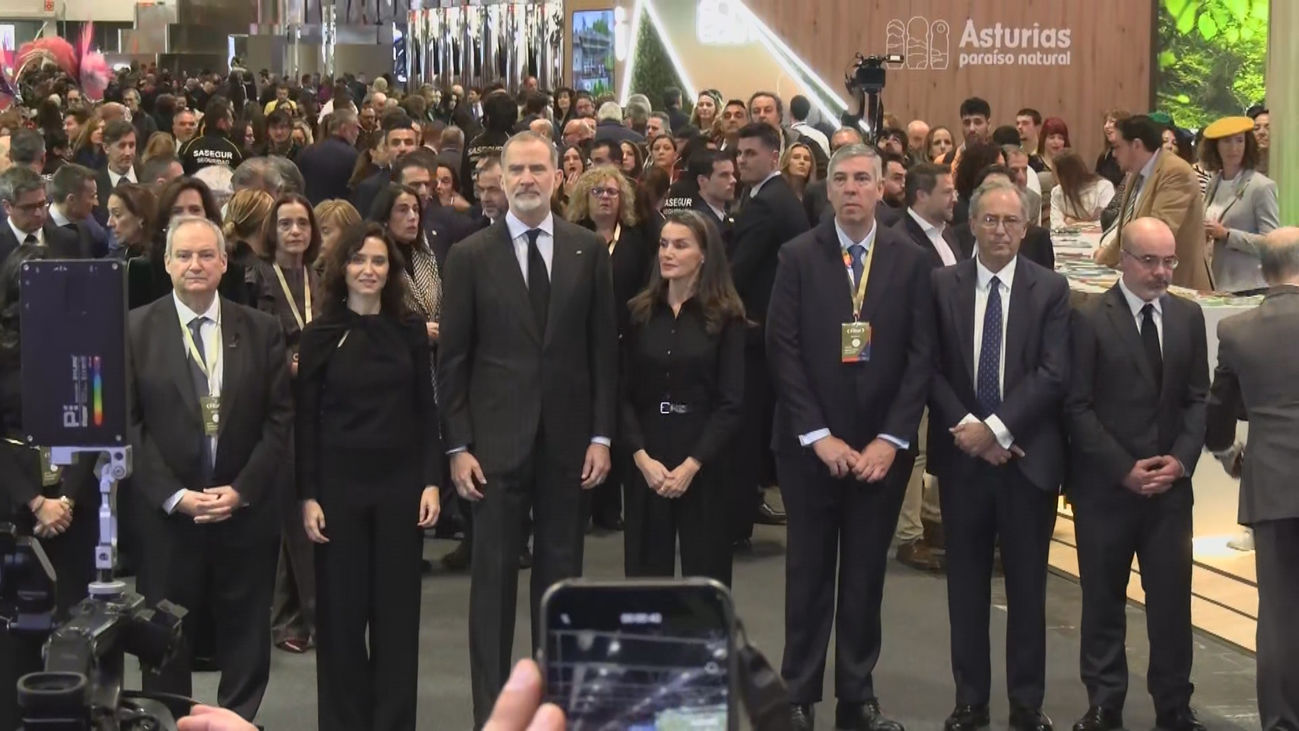 Los reyes recorren un Fitur marcado por el accidente de Adamuz