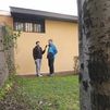 Vecinos de Carabanchel denuncian cómo un árbol les impide construir su ascensor