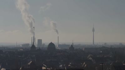 Marcada por ser escenario de los unos juicios sin precedentes, atraviesa las murallas de Núremberg