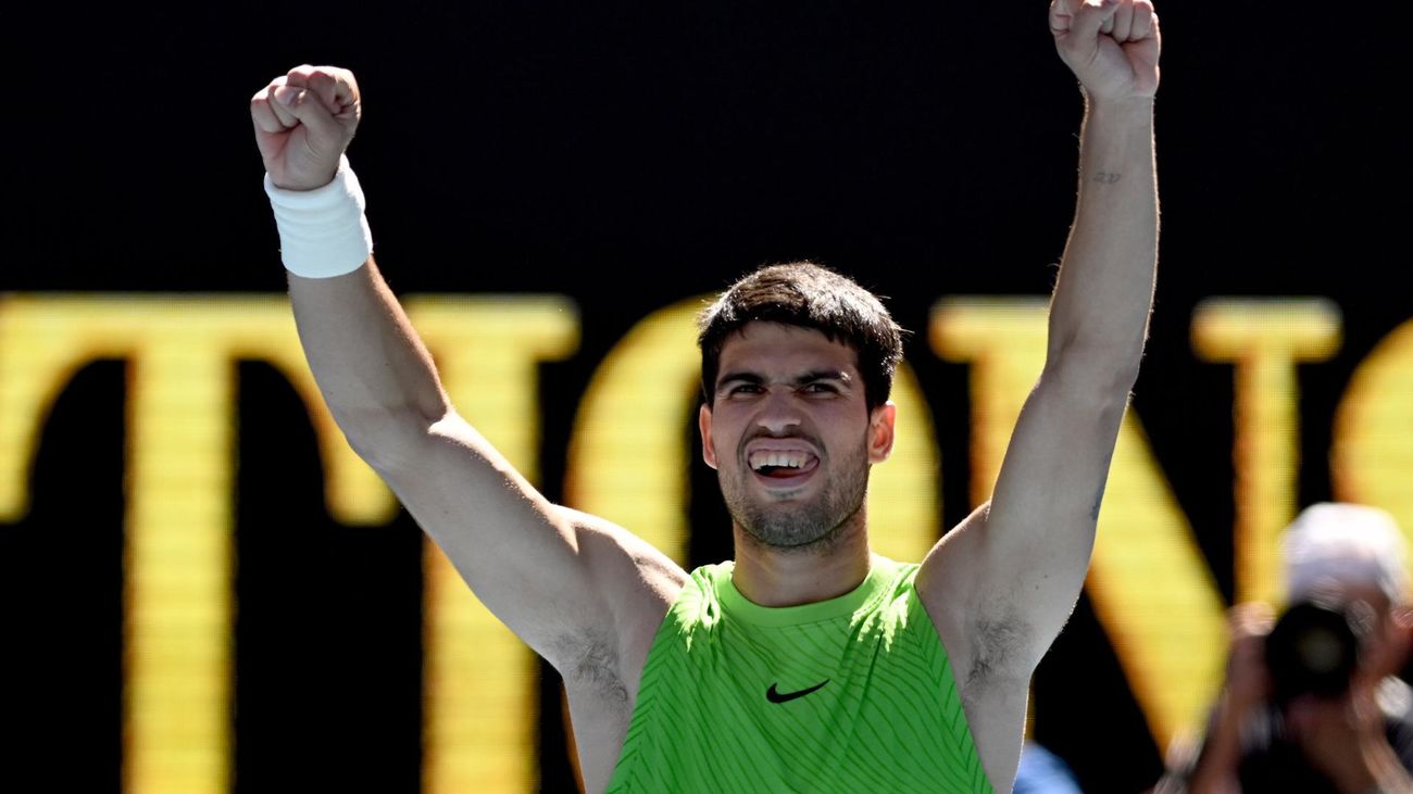 Alcaraz celebra su victoria sobre Moutet en el Open de Australia