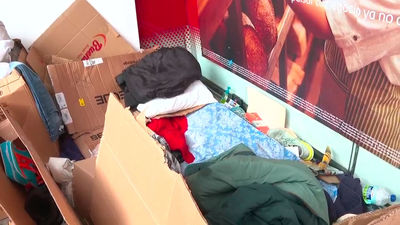 Vivir entre cartones en Chamberí: una decena de personas sin hogar se asienta en pleno barrio