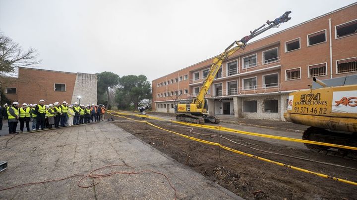 PP y PSOE se enzarzan en el Congreso por la demolición de los cuarteles de Campamento