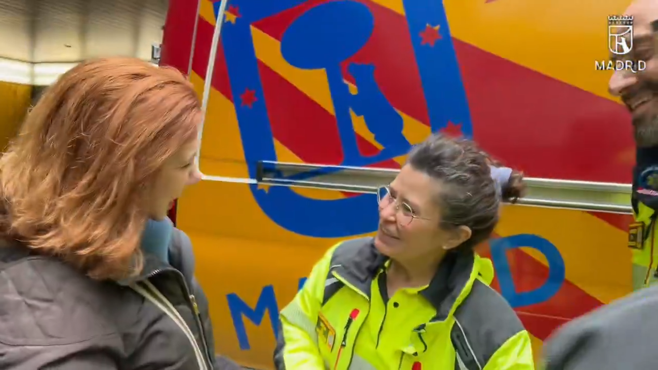 Nace en una ambulancia del Samur y la abuela acude a agradecer el trabajo a los sanitarios