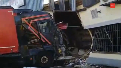Herido leve un camionero de 42 años tras empotrar su camión contra un restaurante en Ajalvir