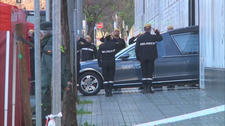 Efectivos de la UME saludan al féretro del capitán legionario