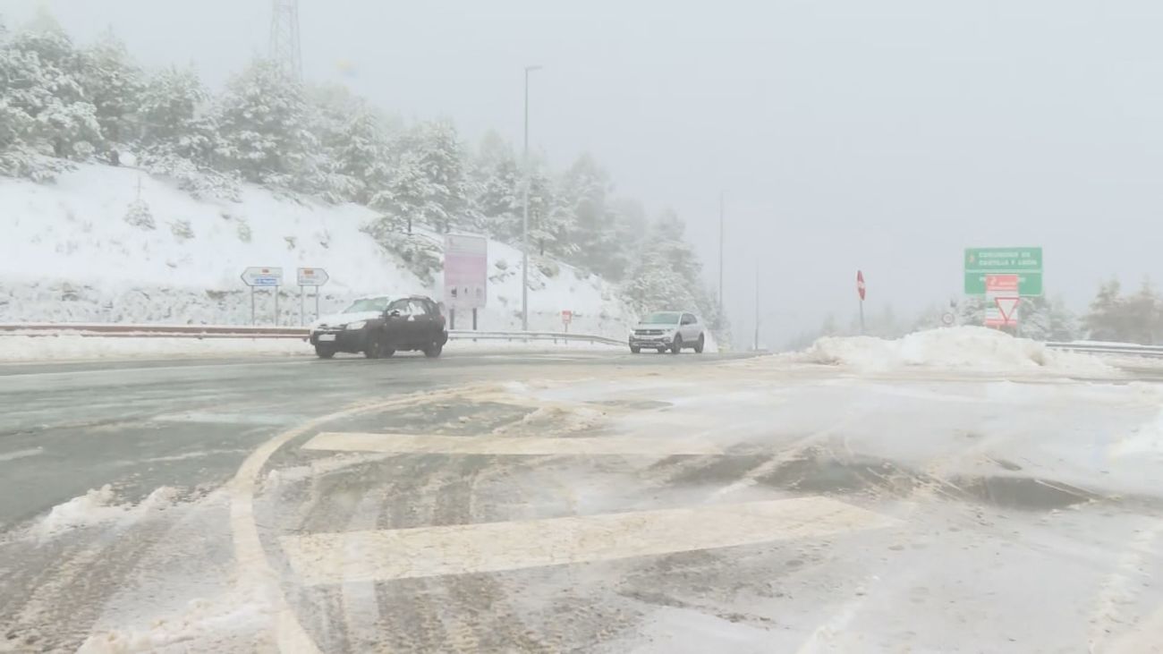 Carretera nevada en la sierra