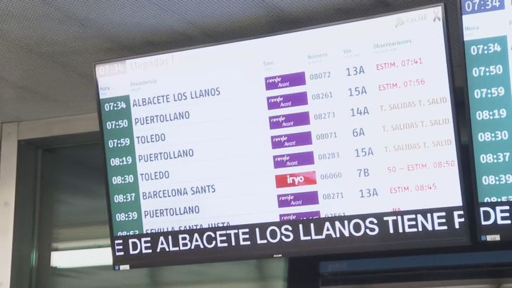 Retrasos de hasta una hora en los AVE a Barcelona y Valencia por las limitaciones de velocidad