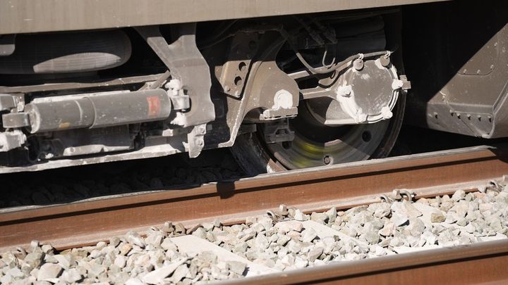 Vista de las ruedas de uno de los vagones del tren de Iryo fuera de los carriles de la vía en Adamuz