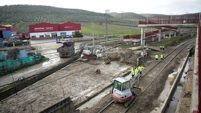 Cortado un tramo del servicio ferroviario Córdoba-Jaén por la caída de un muro