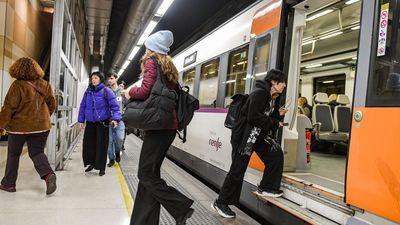 Se reanuda el servicio de Rodalies en Cataluña entre retrasos, menos viajeros y un emotivo homenaje en Sants