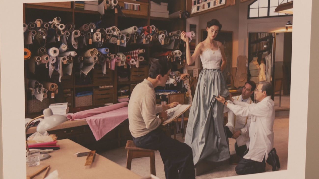 Conocemos el armario que se usó en la serie ‘Cristóbal Balenciaga’ en una exposición de la Universidad Villanueva