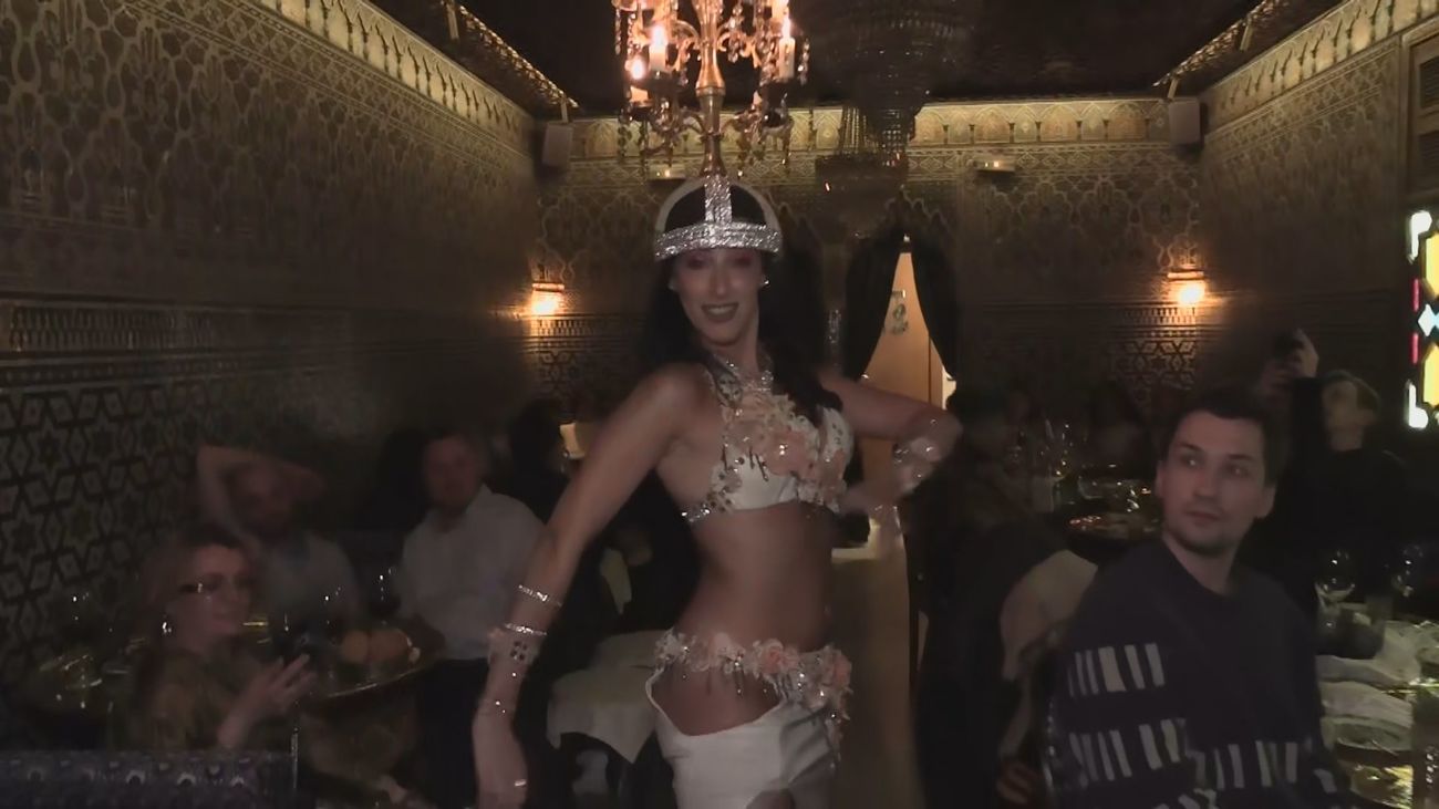 Danza del vientre en directo mientras cenamos: Bienvenidos a Al-Mounia