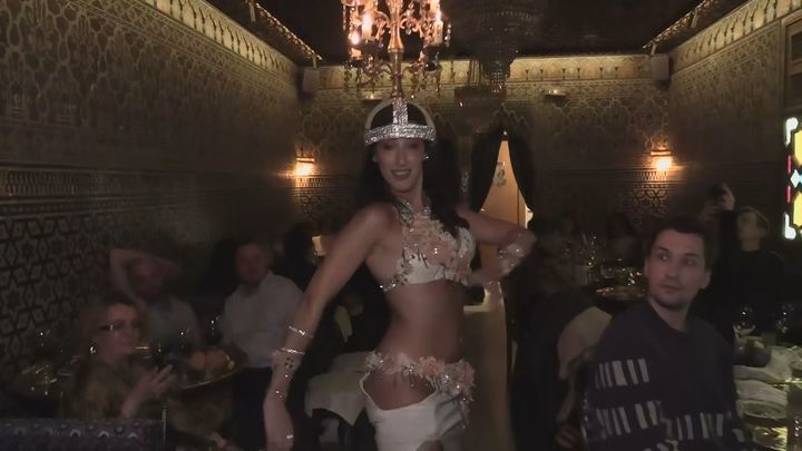 Danza del vientre en directo mientras cenamos: Bienvenidos a Al-Mounia