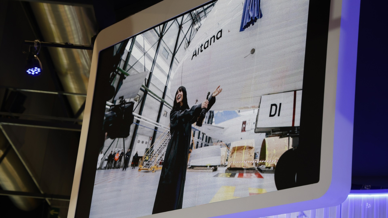 Aitana pone su nombre a un avión para promocionar su nueva gira