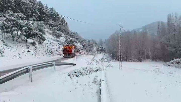 El uso de cadenas o neumáticos de invierno se limita a la M-637 hacia el puerto de Navafría