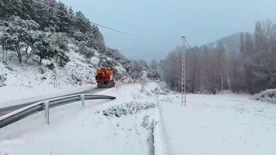 El uso de cadenas o neumáticos de invierno se limita a la M-637 hacia el puerto de Navafría