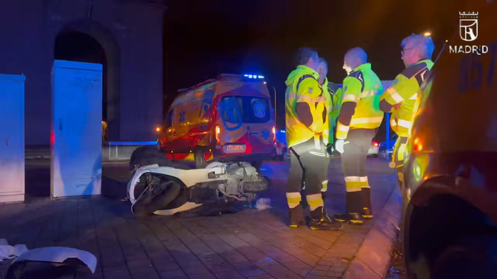 Herido grave un hombre de 47 años tras perder el control de su moto en Moncloa