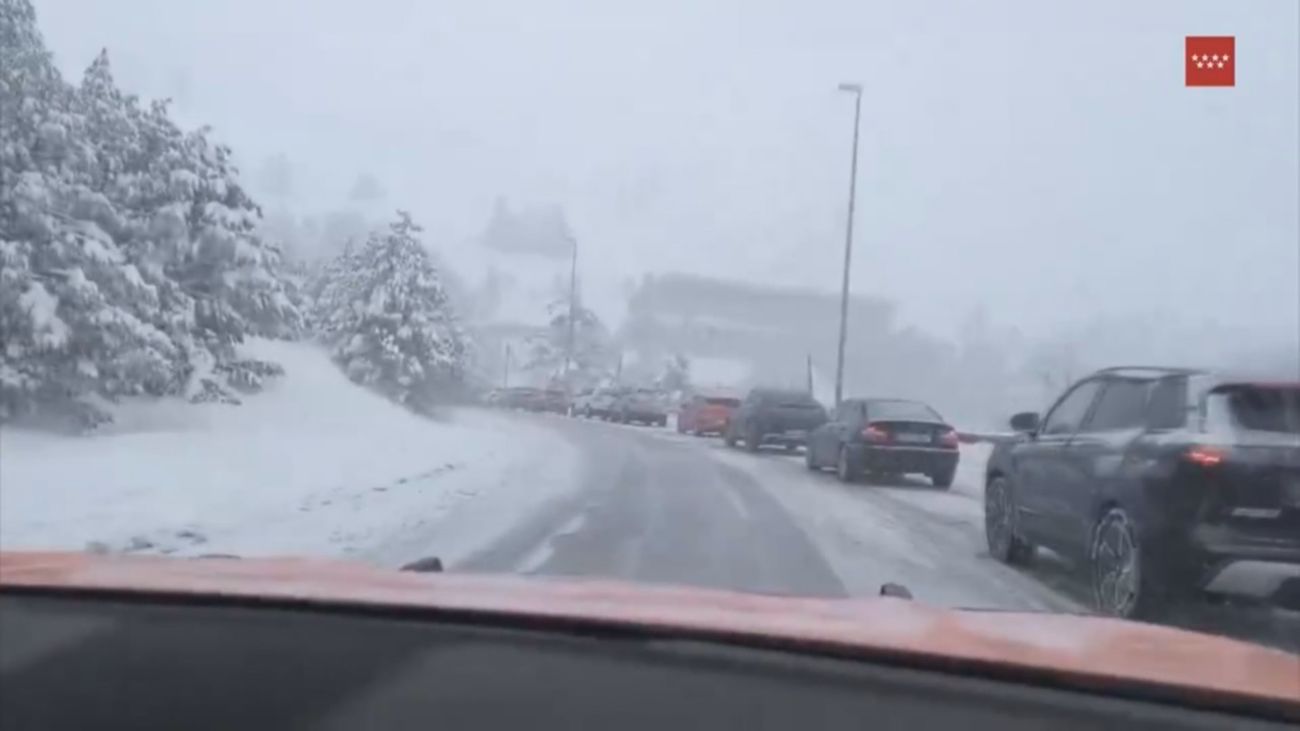 La situación en la M-601, en Navacerrada, se estabiliza tras tener que ser cortada