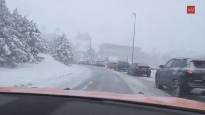 La situación en la M-601, en Navacerrada, se estabiliza tras tener que ser cortada