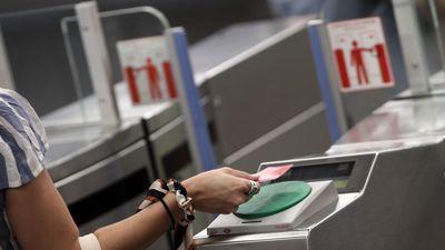 Cerca de 15.000 madrileños usan ya el abono de transporte en el móvil en la primera semana de funcionamiento