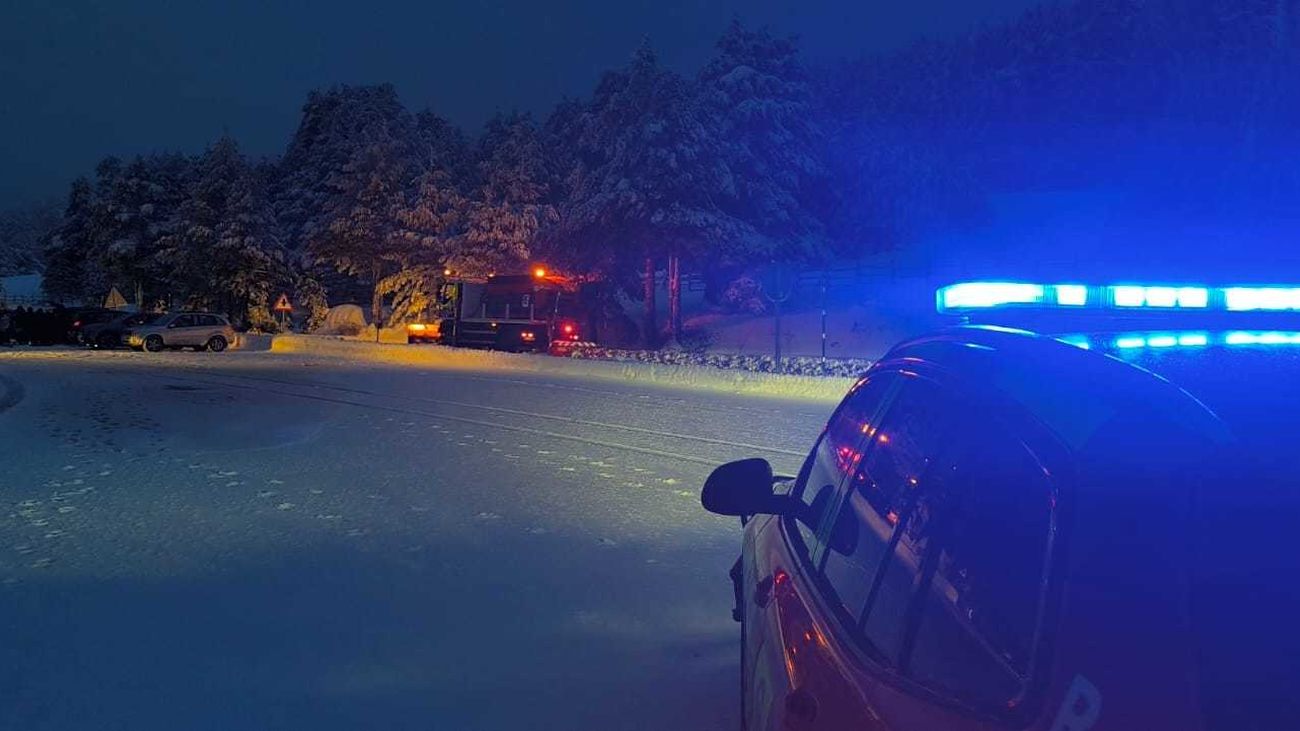 Rescatan a dos jóvenes con hipotermia leve tras perderse con la nieve en Guadarrama